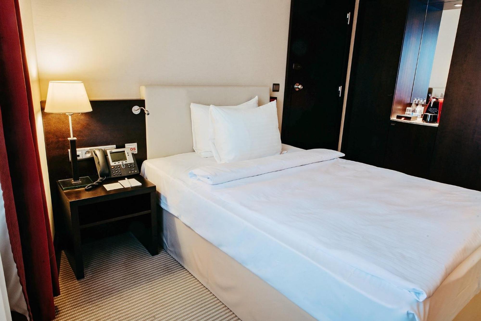 คราวน์ พลาซา บราติสลาวา Hotel ภายนอก รูปภาพ