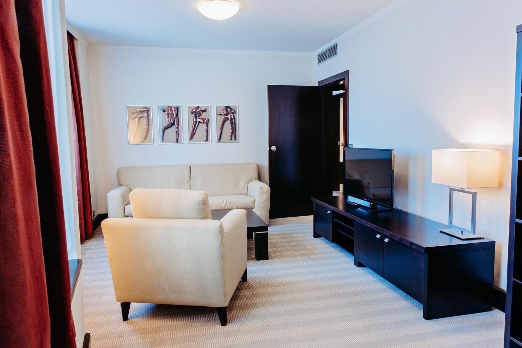 คราวน์ พลาซา บราติสลาวา Hotel ภายนอก รูปภาพ