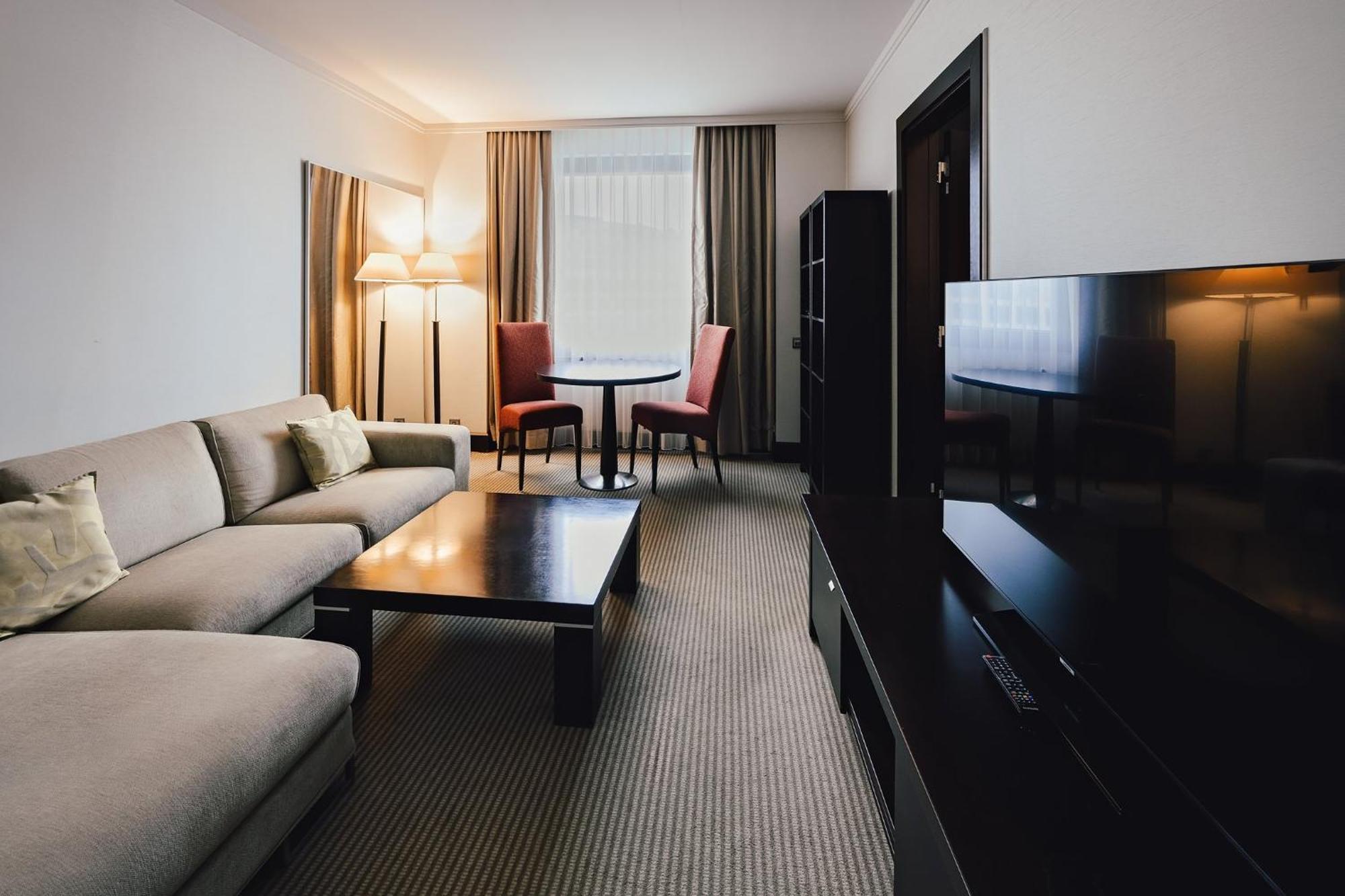 คราวน์ พลาซา บราติสลาวา Hotel ภายนอก รูปภาพ
