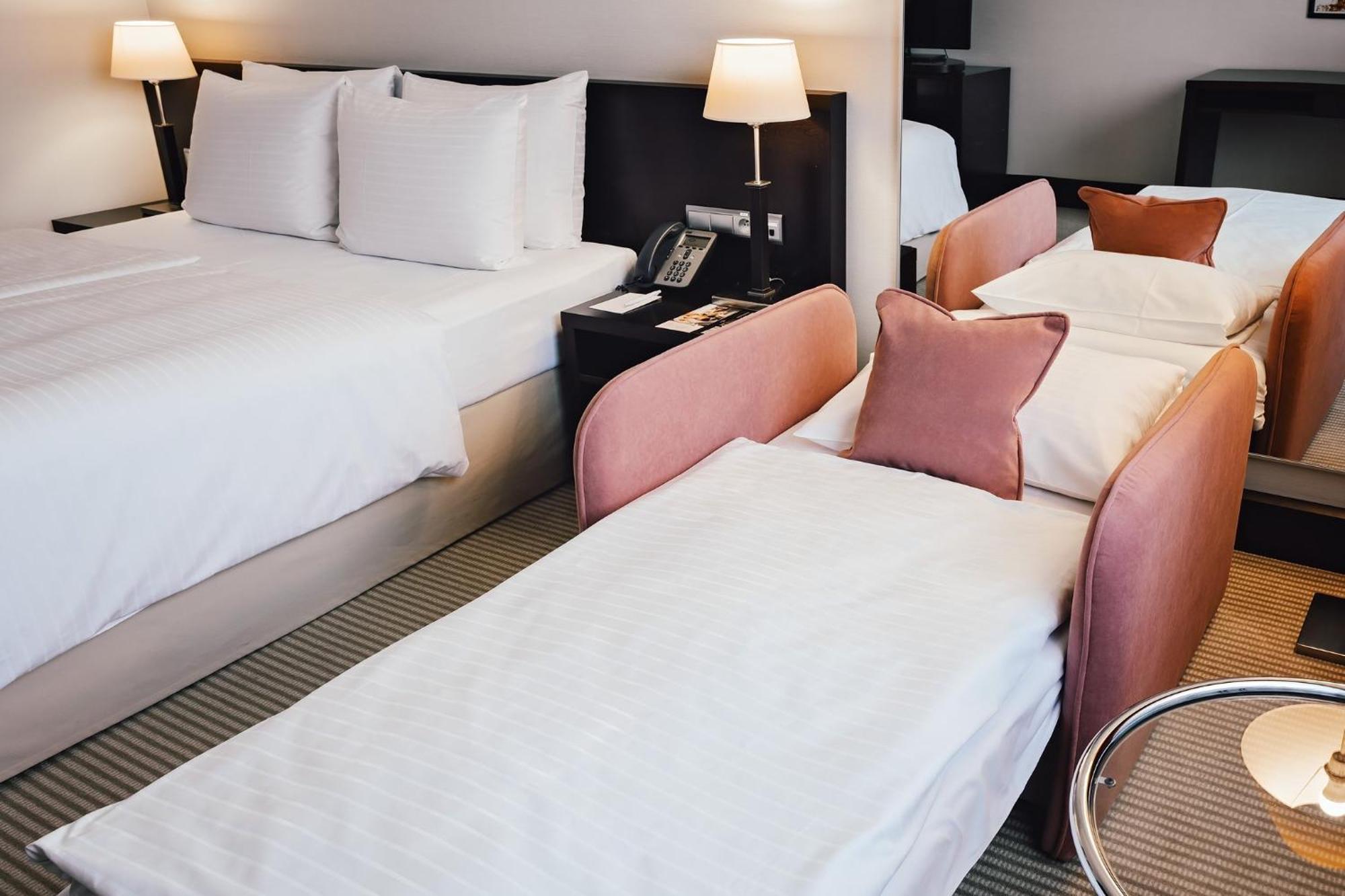 คราวน์ พลาซา บราติสลาวา Hotel ภายนอก รูปภาพ