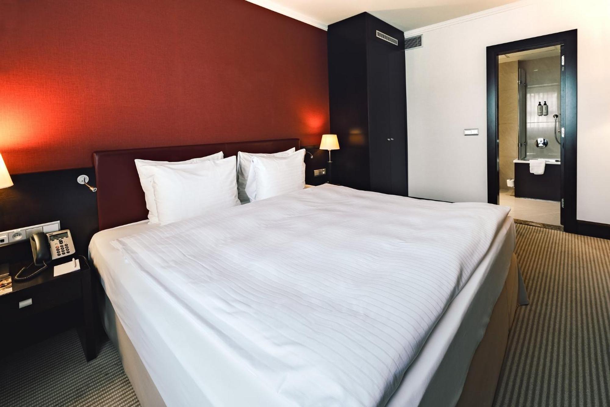คราวน์ พลาซา บราติสลาวา Hotel ภายนอก รูปภาพ