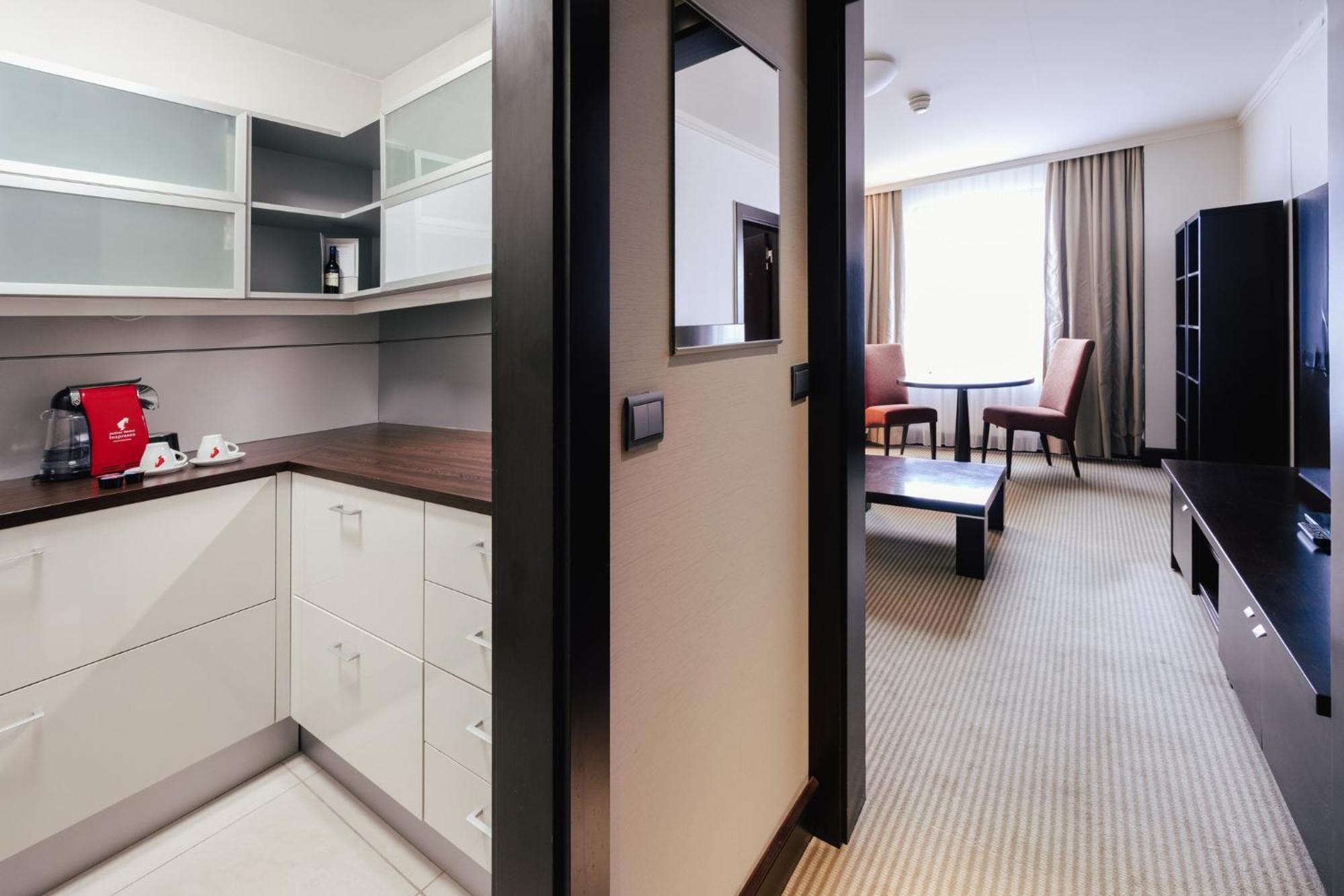 คราวน์ พลาซา บราติสลาวา Hotel ภายนอก รูปภาพ