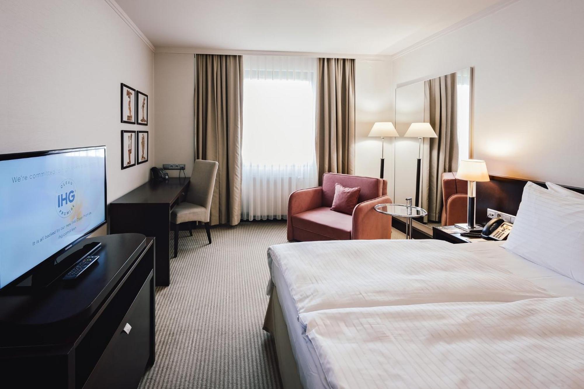 คราวน์ พลาซา บราติสลาวา Hotel ภายนอก รูปภาพ