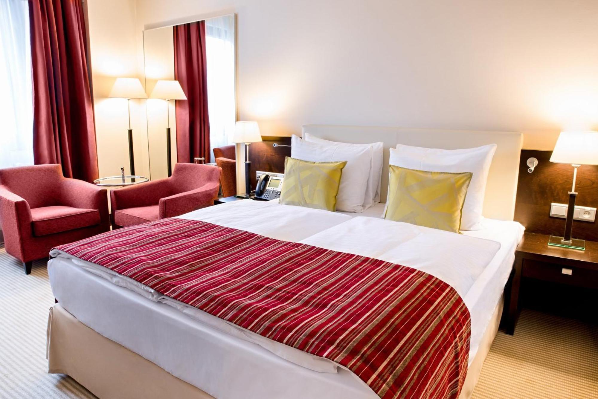 คราวน์ พลาซา บราติสลาวา Hotel ภายนอก รูปภาพ