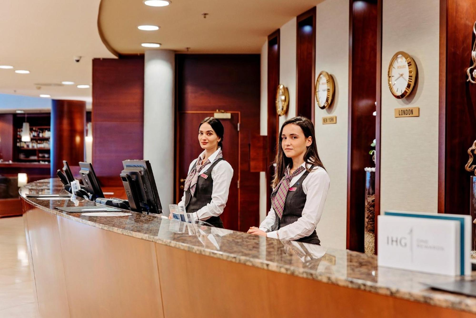 คราวน์ พลาซา บราติสลาวา Hotel ภายนอก รูปภาพ